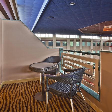 Holiday Inn - Менітовок Екстер'єр фото
