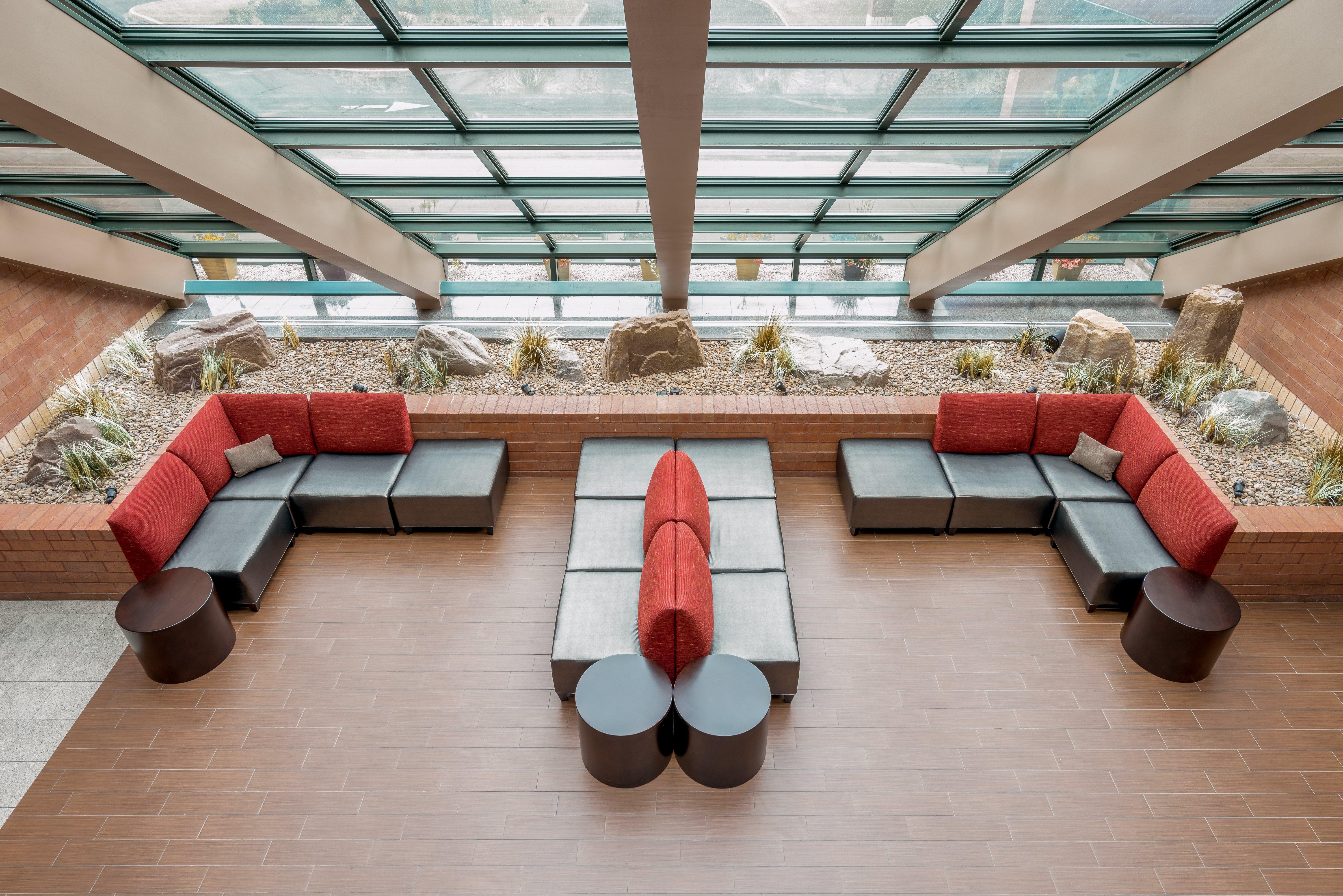 Holiday Inn - Менітовок Екстер'єр фото