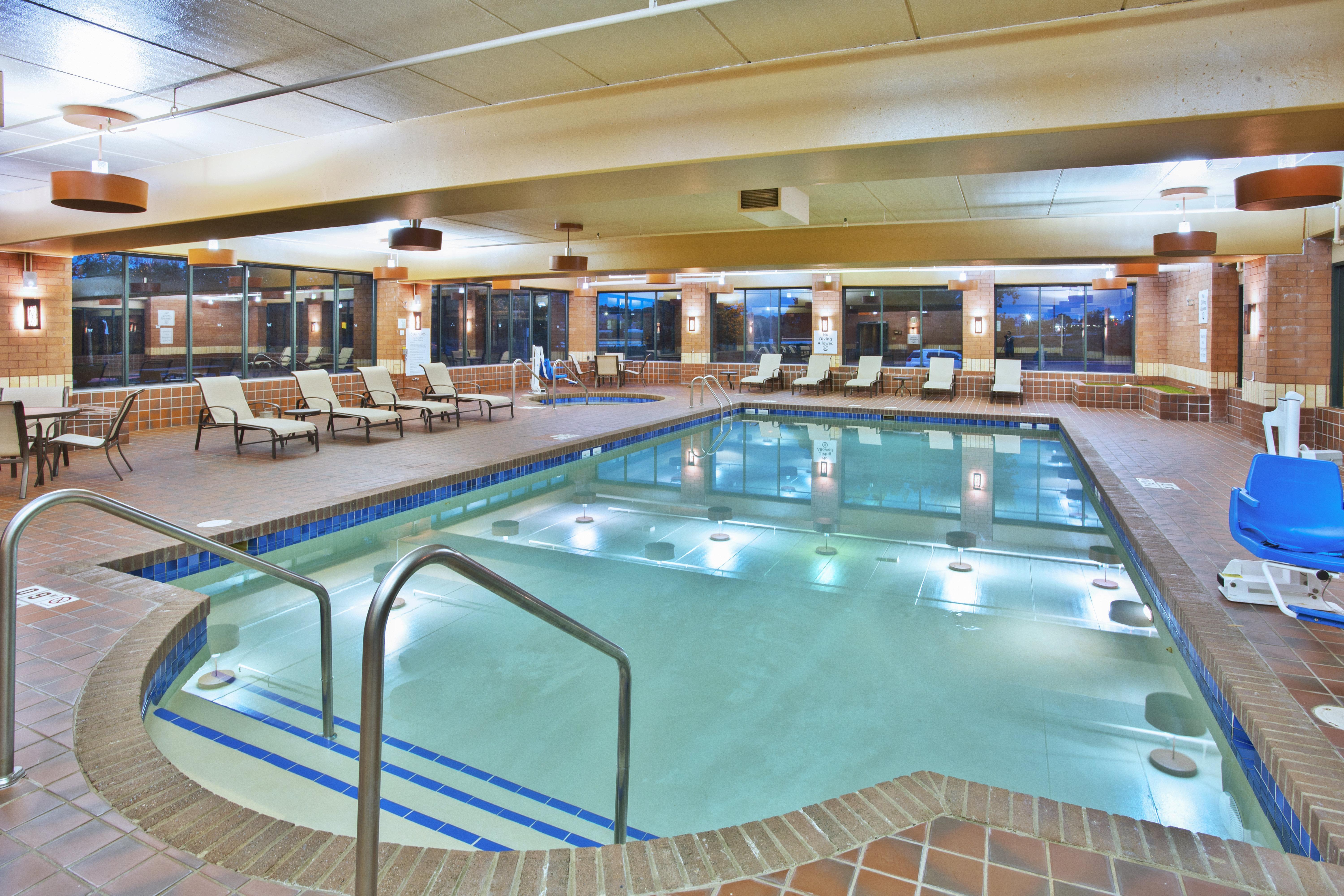 Holiday Inn - Менітовок Екстер'єр фото