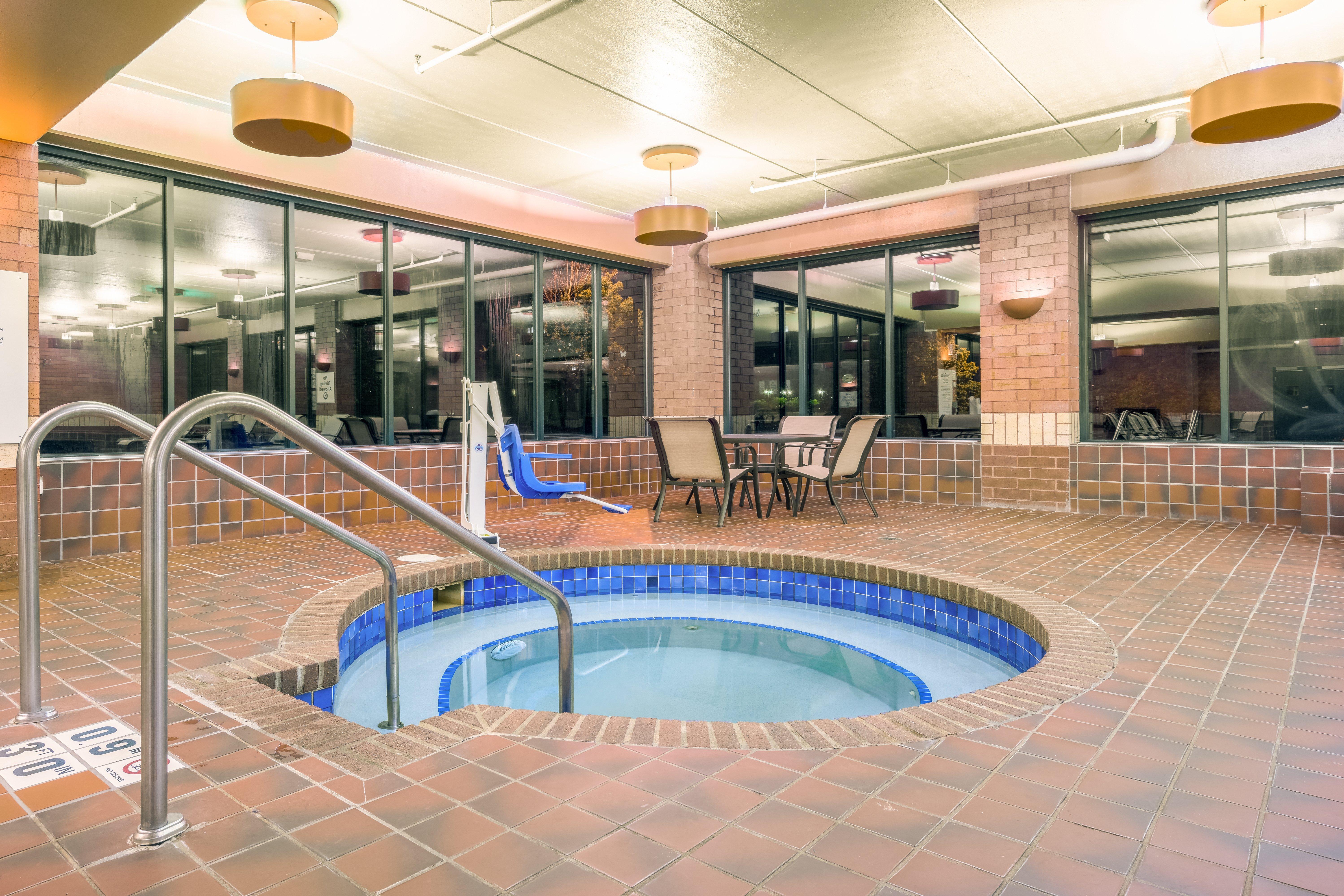 Holiday Inn - Менітовок Екстер'єр фото