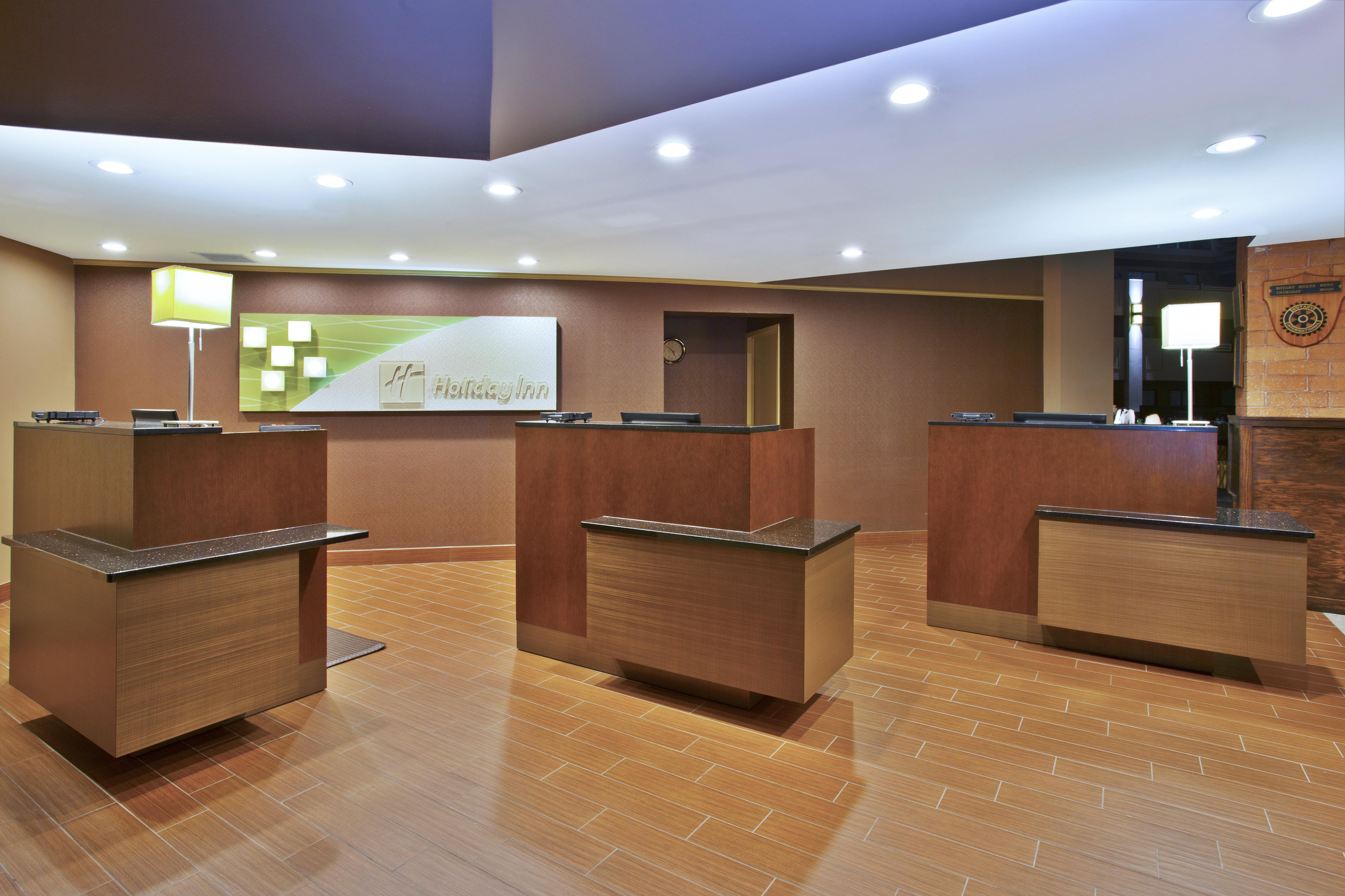 Holiday Inn - Менітовок Екстер'єр фото