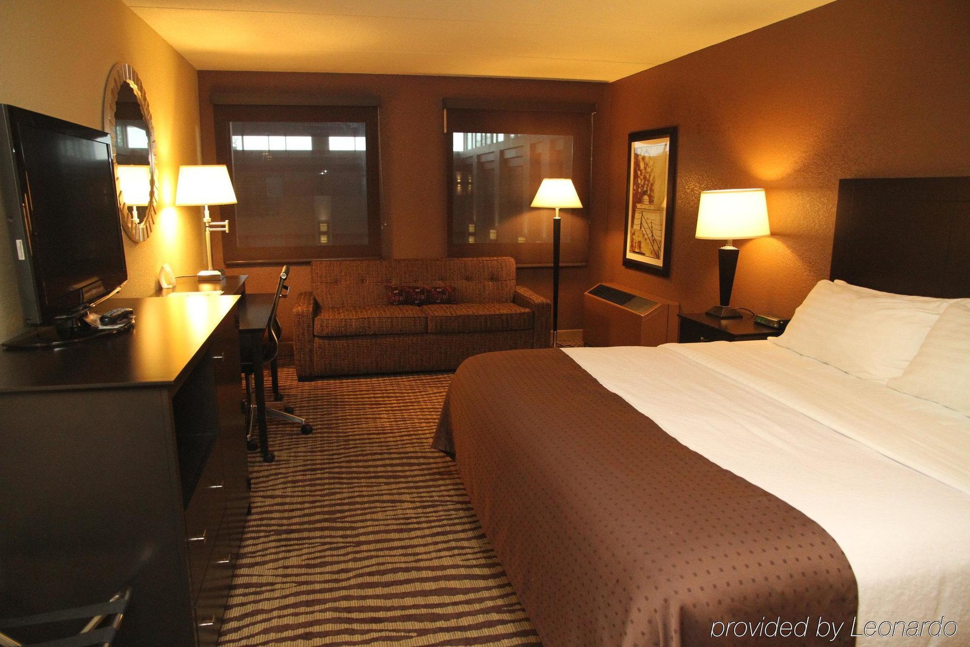Holiday Inn - Менітовок Екстер'єр фото
