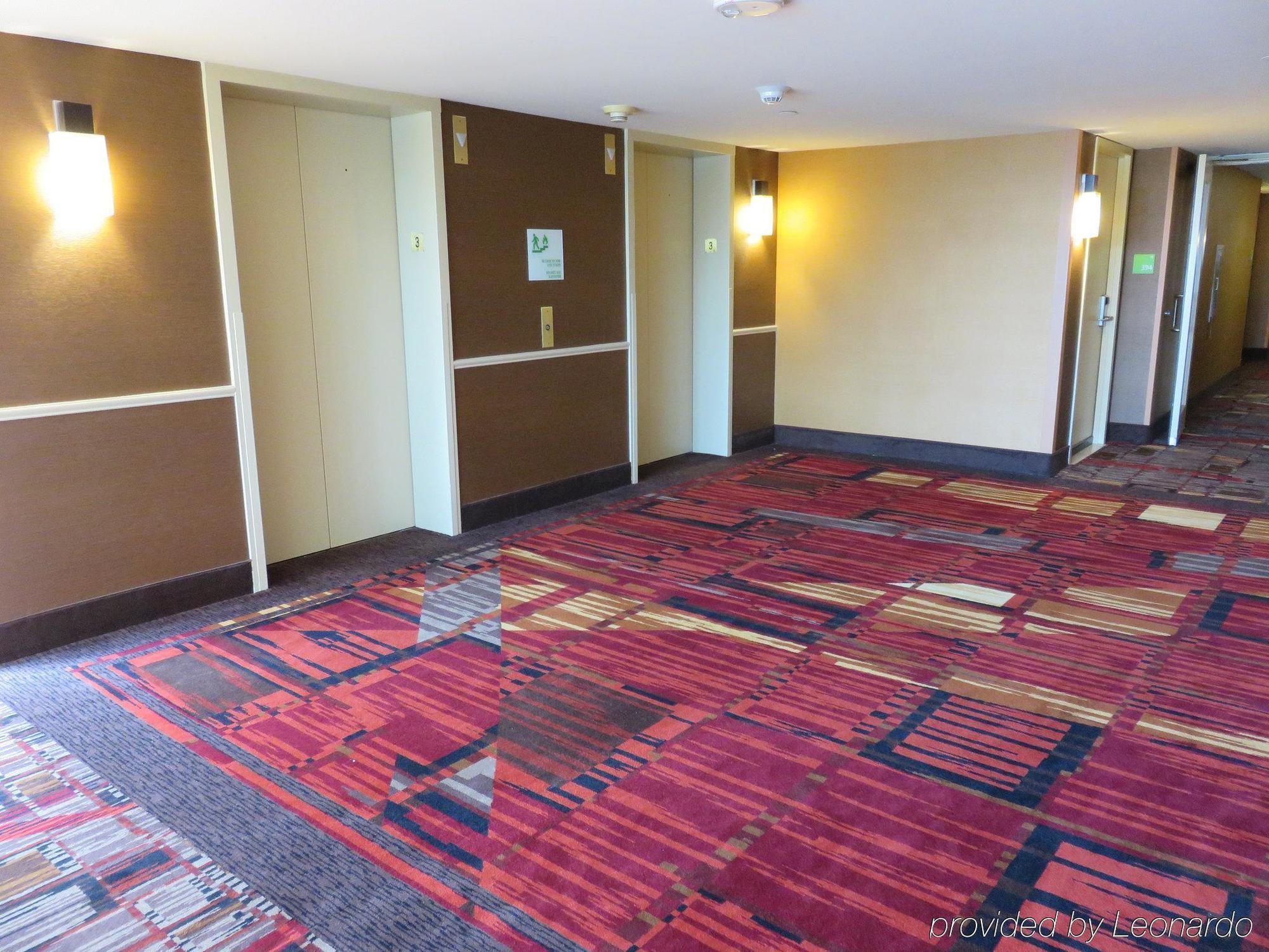 Holiday Inn - Менітовок Екстер'єр фото