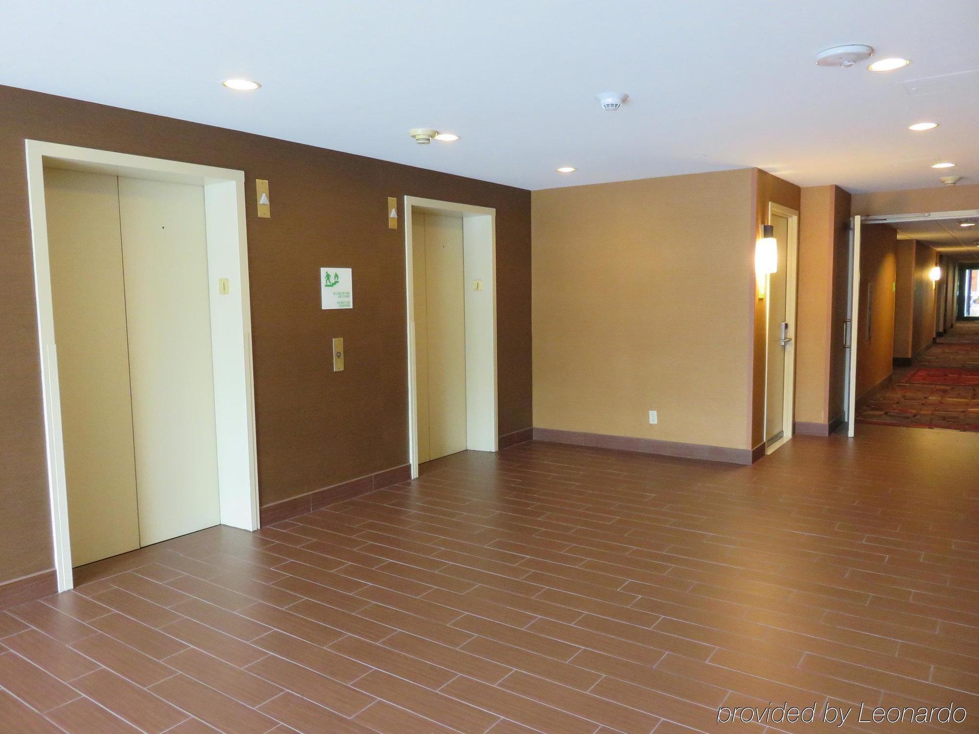 Holiday Inn - Менітовок Екстер'єр фото