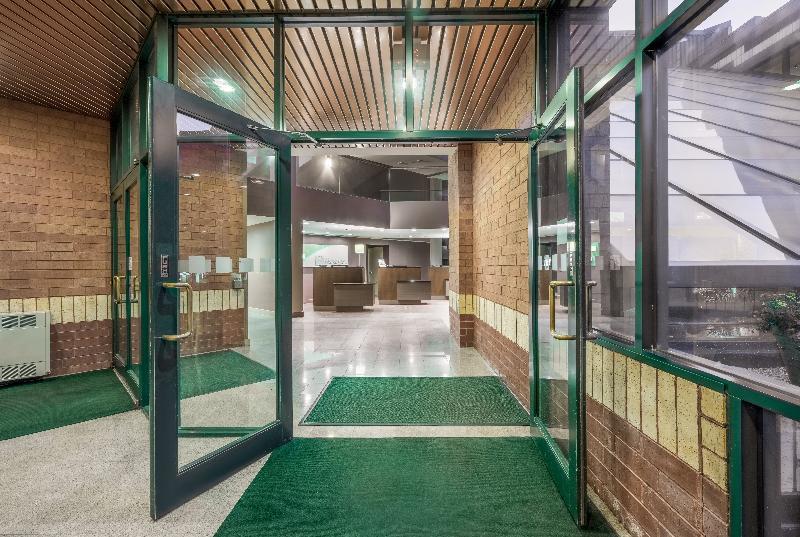 Holiday Inn - Менітовок Екстер'єр фото